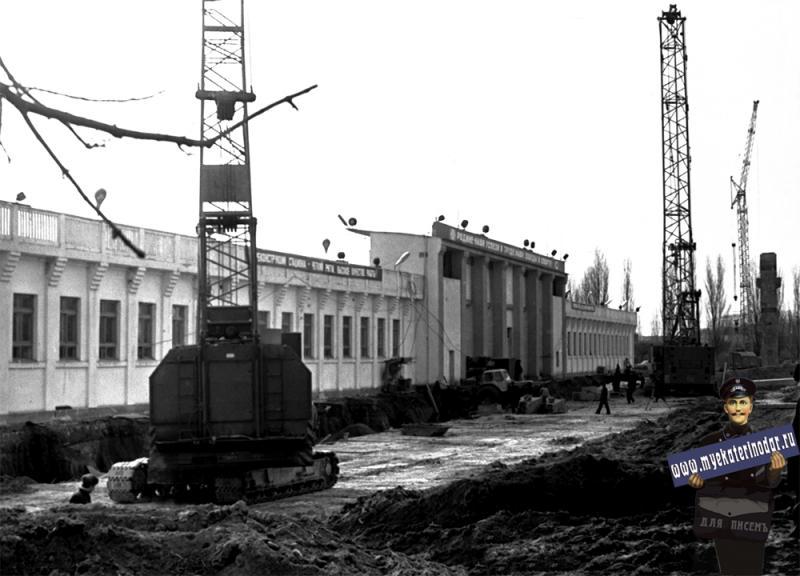 Нажмите на изображение для увеличения.

Название:	ekaterinodar-krasnodar-rekonstrukcsiya-stadiona-kuban-vid-na-vostochnuyu-tribunu-1980-god.jpg
Просмотров:	71
Размер:	62.2 Кб
ID:	23374