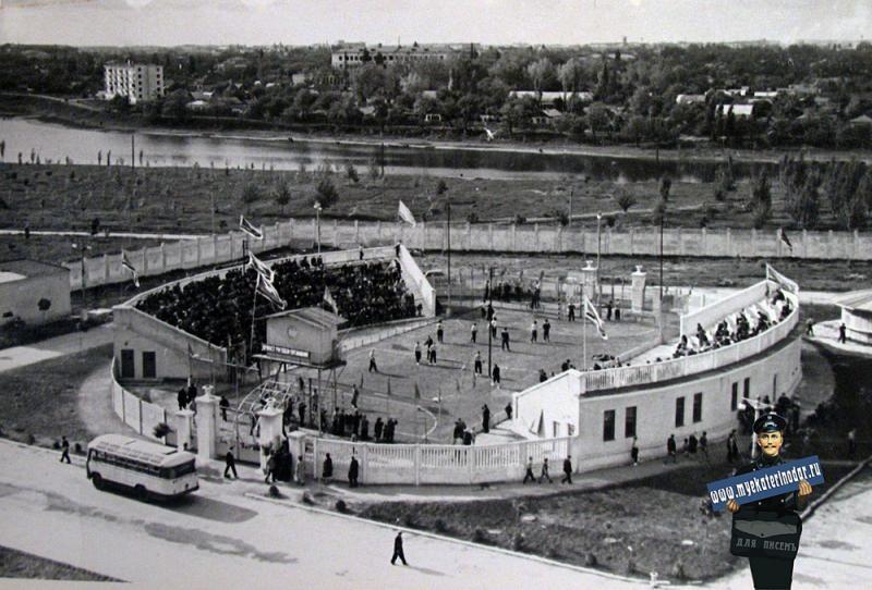 Нажмите на изображение для увеличения.

Название:	ekaterinodar-krasnodar-stadion-kuban-malaya-arena-god-2.jpg
Просмотров:	85
Размер:	81.6 Кб
ID:	101928